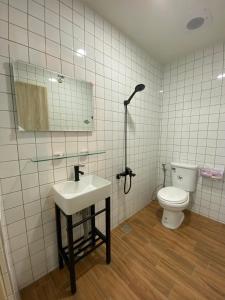 a bathroom with a sink and a toilet at Yo Yo Dive in Xiaoliuqiu
