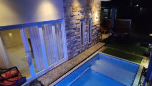 Bazén v ubytování Puncak Pinus and Pool nebo v jeho okolí