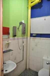 een badkamer met een douche en een wastafel bij 3 Little Birds Home, 100meter to JonkerWalk in Melaka