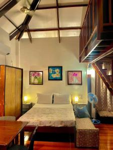 ゼネラル・ルナにあるIsola del Sole Villas and Resortのベッドルーム1室(ベッド1台、テーブル、椅子付)