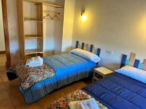 a bedroom with two beds and a window at Casas rurales La Trufa Madre Casa 3 in Vega del Cadorno