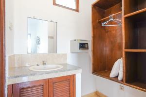 Koupelna v ubytování Indopurejoy House - Komala Indah Cottages + 37 fotografií