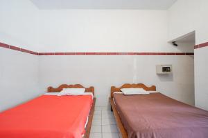 Postel nebo postele na pokoji v ubytování Indopurejoy House - Komala Indah Cottages