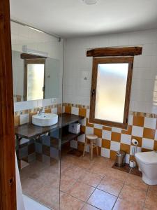a bathroom with a sink and a toilet at Casas rurales La Trufa Madre Casa 3 in Vega del Cadorno