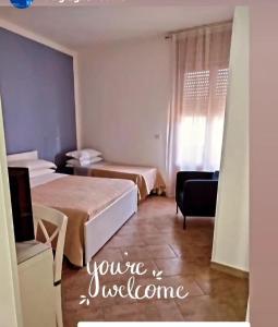 切利諾聖馬爾科的住宿－Colori Del Salento，酒店客房设有两张床和电视。