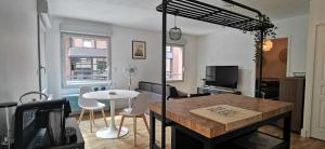een keuken en een woonkamer met een tafel en stoelen bij Chez Serge - Petit Matabiau - 2/4 pers - Pkg/Centre in Toulouse