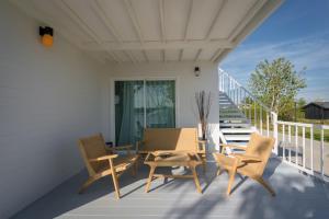 patio z krzesłami i stołem na balkonie w obiekcie Saksiam Lakeside Resort SHA PLUS Certificate w mieście Nonthaburi