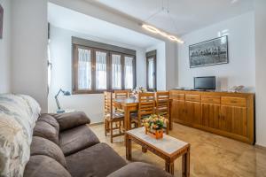 Televízia a/alebo spoločenská miestnosť v ubytovaní Fleming, cómodo apartamento junto Mezquita y Judería