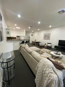 - un salon avec un canapé et une table dans l'établissement Location location: Melbourne street views, à Adélaïde