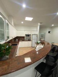 Kuchyň nebo kuchyňský kout v ubytování Location location: Melbourne street views