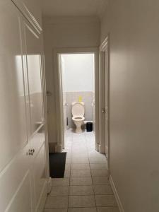un couloir d'une salle de bains pourvue de toilettes. dans l'établissement Location location: Melbourne street views, à Adélaïde