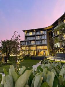 un edificio con giardino di fronte di neera retreat hotel a Nakhon Pathom