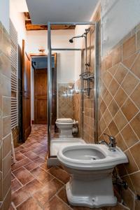 a bathroom with two toilets and a shower at Podere Fossaccio Casa Fiordaliso in Asciano +45 photos