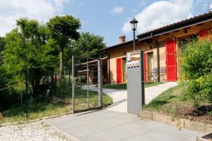 una entrada a un edificio con puertas rojas en Agriturismo Terra e Lago d'Iseo Franciacorta, en Paratico