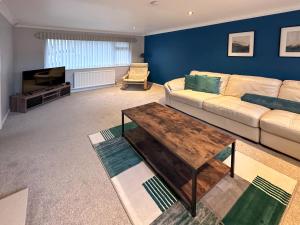 Posezení v ubytování BLUNSDON LODGE - Spacious Bungalow, High Speed Wi-Fi, Free Private Parking, Garden