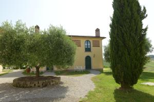 een klein geel huis met twee bomen ervoor bij Agriturismo Musignano in Cerreto Guidi