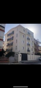 un gran edificio blanco con una valla delante en Suite64 Apartments, en Antalya