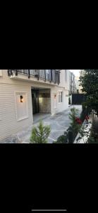 un edificio con un balcón en el lateral. en Suite64 Apartments, en Antalya