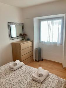 um quarto com duas toalhas numa cama e um espelho em Very cosy flat in heart of Old Town of Nice near beach em Nice