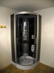 y baño con ducha y puerta de cristal. en Cal Moliner De Castelladral, en Castelladral
