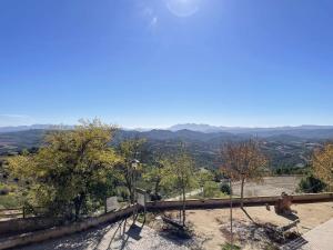 vistas a las montañas desde la cima de una colina en Cal Moliner De Castelladral, en Castelladral