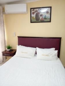 Un pat sau paturi într-o cameră la Lalamnandzi 4 Guesthouse