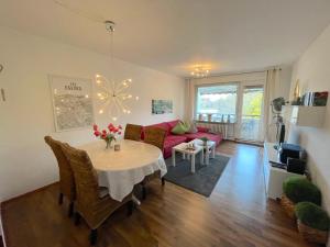 a living room with a table and a red couch at Bremen Ferienwohnung in Bremen