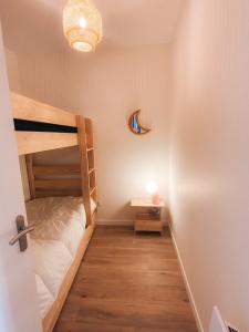 ein kleines Zimmer mit einem Etagenbett und einer Lampe in der Unterkunft TXANPA centre 4 pers in Biarritz
