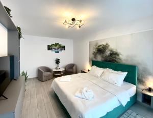 una camera con un grande letto con testiera verde di Unique Apartment a Braşov