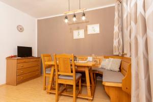 ein Esszimmer mit einem Holztisch und Stühlen in der Unterkunft Landhaus Rainer in Mallnitz