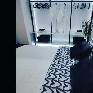 una camera con un tappeto bianco e nero e un pavimento bianco di Glyfada Vacation Apt ad Atene
