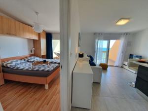 ein Schlafzimmer mit einem Bett und ein Wohnzimmer in der Unterkunft Comfortable family apt Iris 20m from beach in Mandre in Mandre