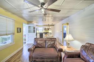 - un salon avec un canapé et un ventilateur de plafond dans l'établissement Green Lake Vacation Home with Screened Porch!, à Green Lake
