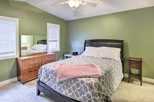 - une chambre avec un lit et un grand miroir dans l'établissement Green Lake Vacation Home with Screened Porch!, à Green Lake