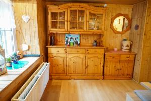 uma cozinha com paredes e armários de madeira em My Home is my Castle em Hontheim