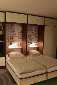 ein Schlafzimmer mit einem Bett mit einem hölzernen Kopfteil in der Unterkunft Sonnige 60m² Ferienwohnung für 5 Personen in Bad Lauterberg