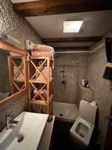 La salle de bains est pourvue d'un lavabo, de toilettes et d'une baignoire. dans l'établissement Planinska kuća HIL - Bjelašnica, à Sarajevo
