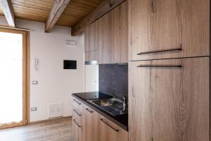 A kitchen or kitchenette at Residence Villa Brioschi