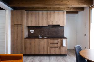 A kitchen or kitchenette at Residence Villa Brioschi