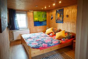 um quarto com uma cama num quarto de madeira em My Home is my Castle em Hontheim