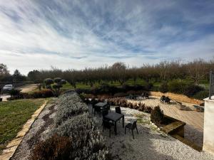 eine Reihe von Tischen und Stühlen in einem Garten in der Unterkunft agriturismo villa amerina in Corchiano