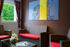 a waiting room with chairs and a glass table at B&B HOTEL Amneville-les-Thermes in Amnéville