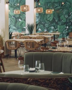 un ristorante con tavoli e sedie e una parete verde di Casa Nico OceanView -Apartment 1901 a Portimão
