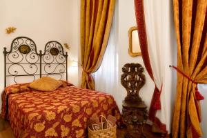 ein Schlafzimmer mit einem Bett in einem Zimmer mit Vorhängen in der Unterkunft Abbadia San Giorgio in Moneglia