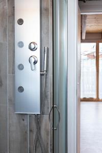 baño con nevera de acero inoxidable en Residence Villa Brioschi, en Aprica