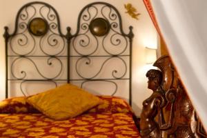 Bett mit einem Kopfteil aus Metall in einem Schlafzimmer in der Unterkunft Abbadia San Giorgio in Moneglia
