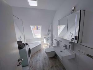 ヴァルトブロンにあるApartments Waldbronnの白いバスルーム(洗面台、トイレ付)