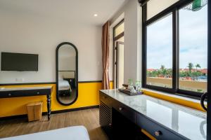een badkamer met een wastafel en een spiegel bij Hoi An Ivy Hotel in Hội An