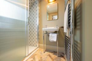 a bathroom with a sink and a shower at Eliot Arms in Cirencester