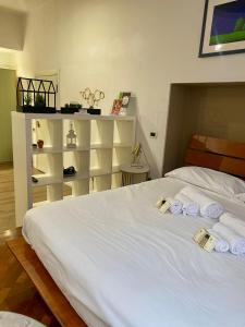 Un dormitorio con una cama blanca con toallas. en Casa Paolocci, en Bolonia